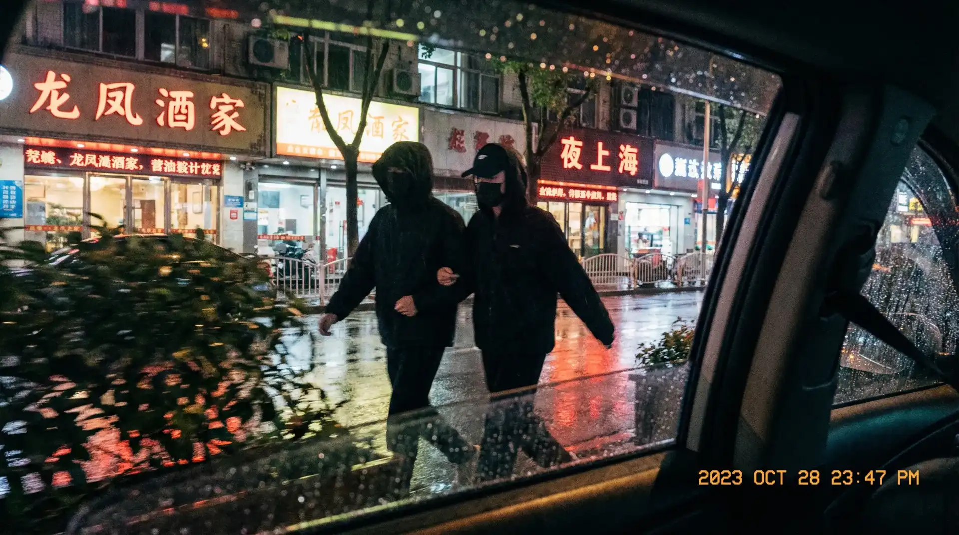 乐玩LW娱乐 - 顶流明星深夜密会现场抓拍照片
